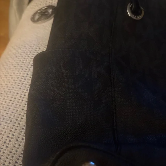 Michael Kors Black Shoulder Bag. Not New.. only worn about 2 times.. - Picture 7 of 8